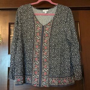 J.Jill v necked blouse in black and white with a contrasting center and hem